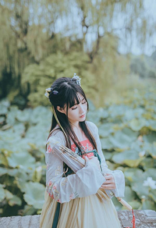 日本性感美模教师制服写真曼妙迷人