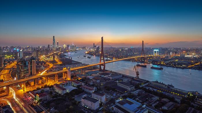 粤港澳大湾区港口群“内通外联” 粤港澳大湾区港口群“内通外联”