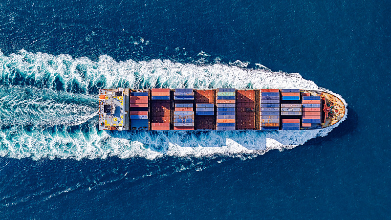 防风外套通过佛山国际物流发往乌克兰