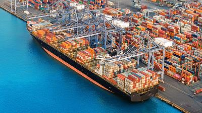 成衣借助江苏连云港国际运输完整送达西班牙