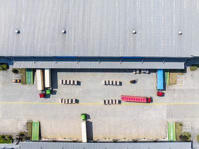 羽绒服经过中国上海国际运输递送到法国