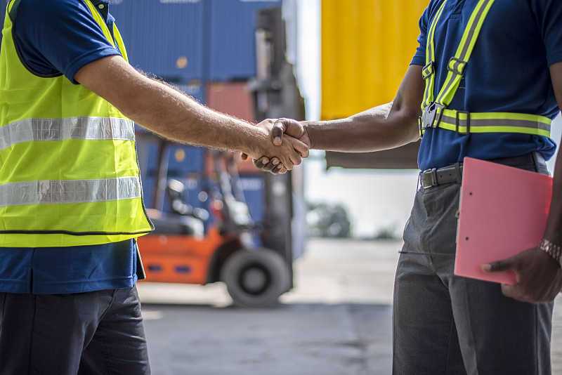 驻外员工宠物随行运输是一项融合了情感关怀与复杂物流规划的专项服务